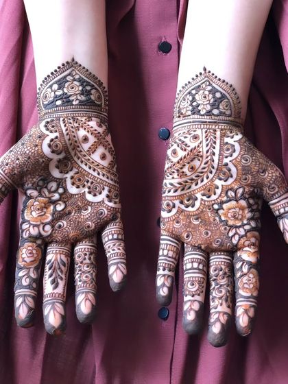 This design shows how shading can create depth and dimension. The floral patterns are filled with a mix of light and dark henna, giving the art a beautiful, almost three-dimensional feel.