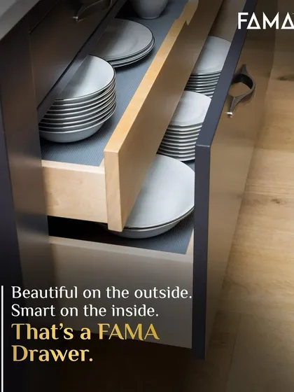 Beautiful on the outside, smart on the inside. That is a FAMA drawer. This image shows a deep drawer with a custom wooden divider, perfect for organizing plates and keeping them secure. It is these details that define a truly functional kitchen.
