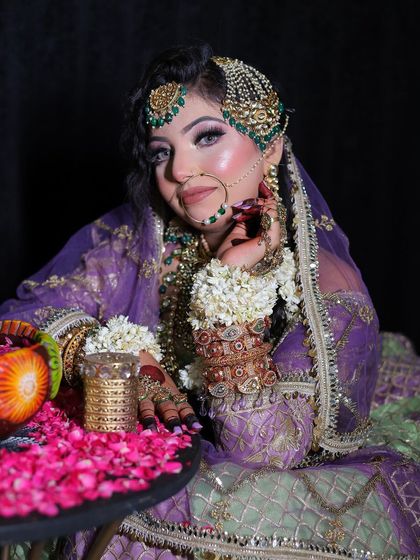 This image captures the serene and graceful vibe of the look. The combination of pastel colors and heavy jewellery is perfect for a bride who wants to look both delicate and grand.