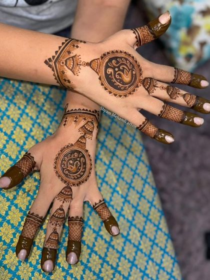 A simple and elegant mandala design on the palms, featuring a central swan motif. This is a popular choice for festivals.