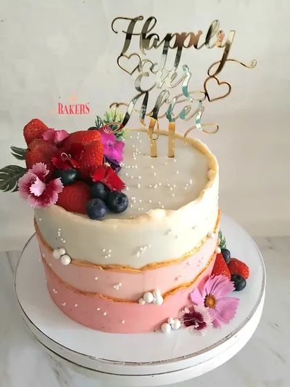 This is one of my most-loved wedding cake designs, and for good reason! It’s a completely no-fondant cake with a beautiful ombre finish, topped with fresh berries and edible flowers. It’s the perfect example of how simple, fresh ingredients can create something truly gorgeous.
