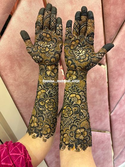 This design features the initials 'S' and 'Z' on one palm, and a beautiful floral pattern on the other.