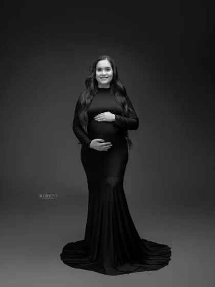 The same elegant pose, presented in a classic black and white format. This option provides a timeless, artistic feel to your maternity portraits, focusing on form and emotion.