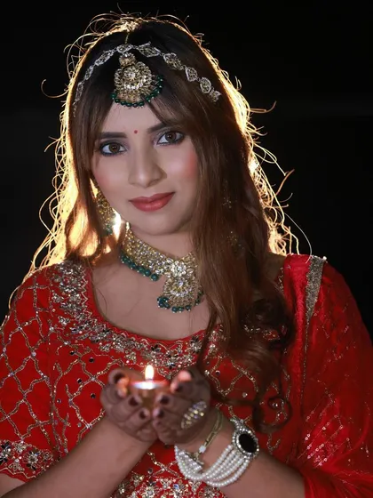 Using rim lighting is a great studio technique to create a halo effect. It separates the model from the dark background and adds a magical feel to this festive Diwali portrait in a red lehenga.