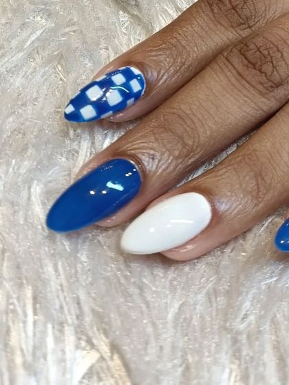 A close-up of our blue and white checkerboard nail art. This almond-shaped manicure combines solid colors with a classic pattern for a look that is both trendy and timeless.