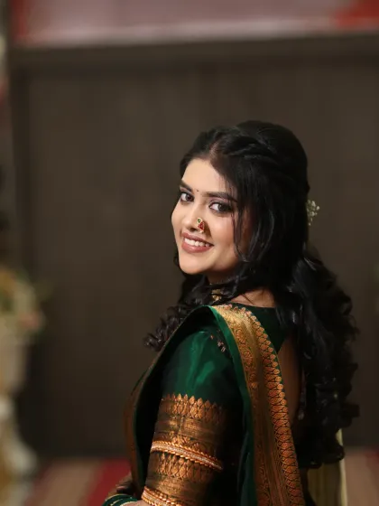 A lovely over-the-shoulder pose from this Sakarpuda bride. Her soft curls and natural makeup highlight her happy and relaxed demeanor.