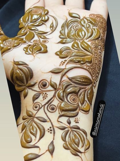 A simple yet stunning Arabic style design featuring a trail of roses and leaves. This is a perfect choice for a minimalist look.