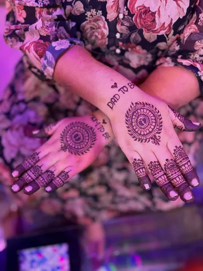 A fun and simple mandala design I did for a baby shower, complete with "Mom to be" and "Dad to be" text. It’s a sweet way to include personal touches in your party mehendi.