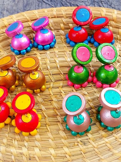 These two-part danglers feature a simple stud and a dangling bead. They are available in many dual-color combinations.