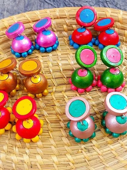 These two-part danglers feature a simple stud and a dangling bead. They are available in many dual-color combinations.