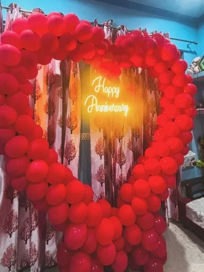 For anniversaries and romantic events, I offer classic designs like this heart-shaped balloon frame. Paired with a 'Happy Anniversary' neon sign, it creates a beautiful and intimate photo backdrop for celebrating at home.