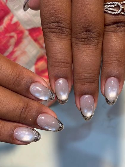 A close-up of the pearlescent cat-eye effect. The finish is smooth and glossy, giving the nails a polished and sophisticated feel.