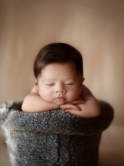 This is the classic, peaceful newborn pose that everyone loves. To get these sleepy, curled-up shots, the best time for a session is when your baby is between 5 and 18 days old.