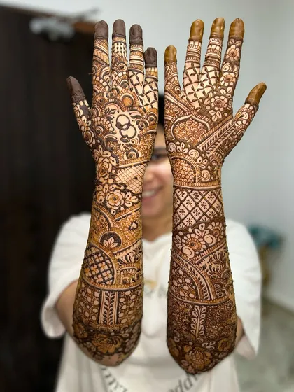 A full-coverage design for an engagement bride. The patterns are a mix of traditional Indian and modern floral elements.
