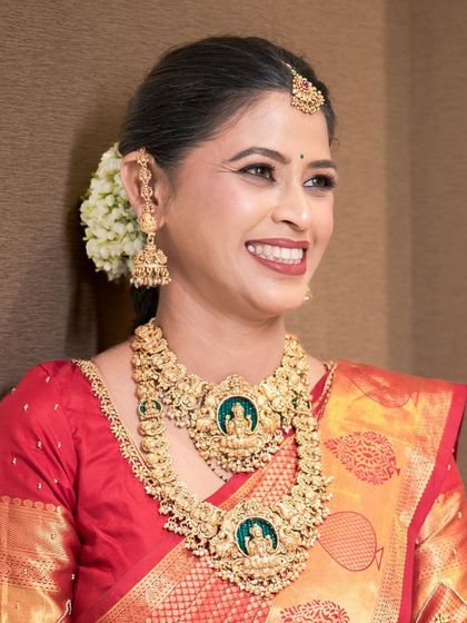 A close-up of the South Indian bridal look. The radiant skin, defined eyes, and traditional temple jewelry come together to create a look of timeless charm.