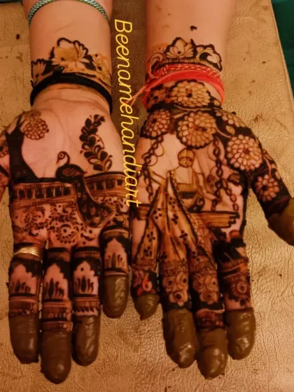 A lovely Hariyali Teej design with a mix of portraits and peacock motifs. The fingers are covered in heavy, intricate patterns.