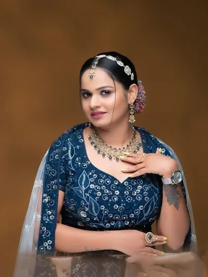 A confident pose showing off the beautiful details of the choker and the matching matha patti.