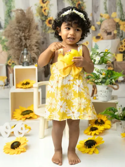 A happy girl with her little chick prop. The sunflower theme is carried through with lots of details, creating a cohesive and beautiful set.