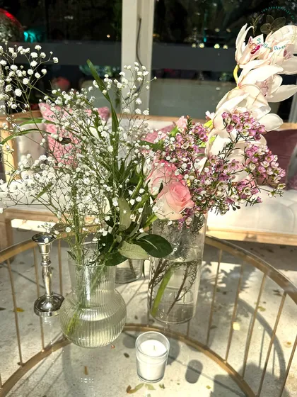 Another angle of our elegant floral centerpieces, combining soft pinks and whites for a romantic and timeless feel.
