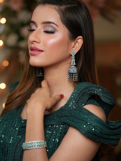A touch of mystic and a drizzle of pixie dust. This sangeet look features a beautiful silver-green smokey eye that is both enchanting and glamorous.