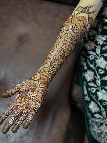 The way the light hits the fresh henna here is just beautiful. This design combines floral elements with geometric fillers for a unique look.