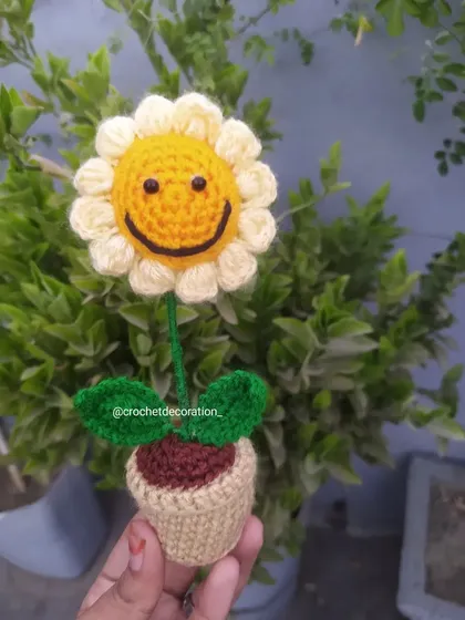 This happy little sunflower features a big, cheerful smiley face. It’s a wonderful, quirky piece of decor guaranteed to brighten your day.