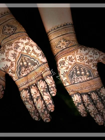 This symmetrical bridal design features the auspicious word 'Shubh' (auspicious) written in Hindi, surrounded by a sea of lotus flowers. It’s a beautiful way to incorporate blessings into the mehendi.
