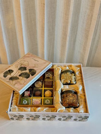 This exquisite hamper, featuring a delicate ginkgo leaf design, can be customized to your liking. We showcase various configurations, including options with assorted sweets, different quantities of dry fruit jars, or a mix of both.