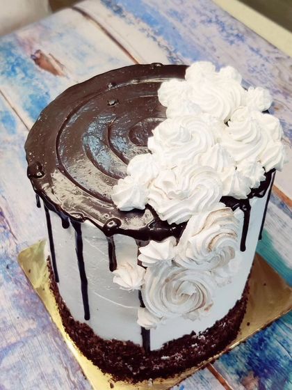 Tall cakes are a modern trend, and I teach you how to build, stack, and decorate them perfectly. This chocolate drip cake is a great example of what you can create.