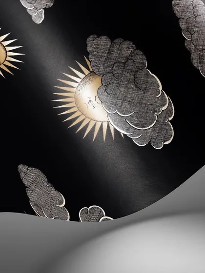 The Soli e Nuvole design in a dramatic black and gold colorway. The contrast highlights the intricate linework of the clouds and the radiant suns, creating a bold and sophisticated look.