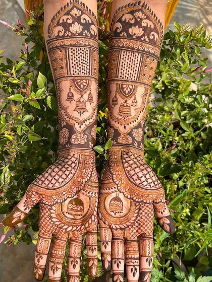 Another beautiful design combining floral patterns with hanging bells. The intricate details and clean lines make this a timeless choice for any bride.