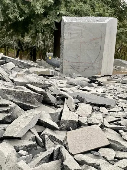 The process of chiseling a rock column for the Lurra House begins with a massive 20-ton granite block. This image documents the raw potential of the material before the artisan's work begins.