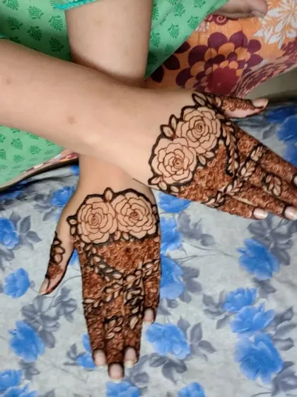 This design focuses on a cuff of large, beautiful roses at the wrist, with the pattern extending down the fingers. It's a very elegant and modern floral style.