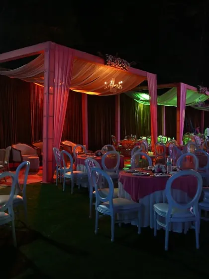 For this outdoor wedding, I set up elegant dining cabanas draped in soft pink fabric. Each cabana housed beautifully set tables, creating intimate and comfortable seating areas for guests to dine and socialize.