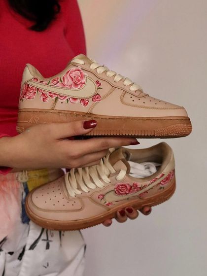 Sometimes I use tea instead of coffee to get a slightly different vintage shade. These tea-dyed Nike Air Force 1s were the perfect canvas for a classic hand-painted rose design, giving them a soft, timeless elegance.