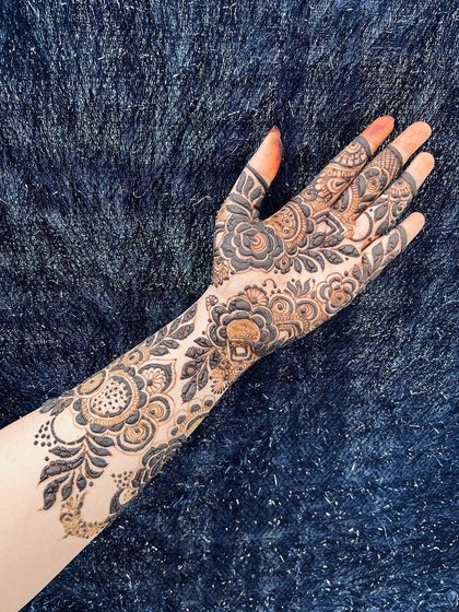 Another view of this elegant Dubai design. The pattern flows beautifully from the forearm down to the fingers.