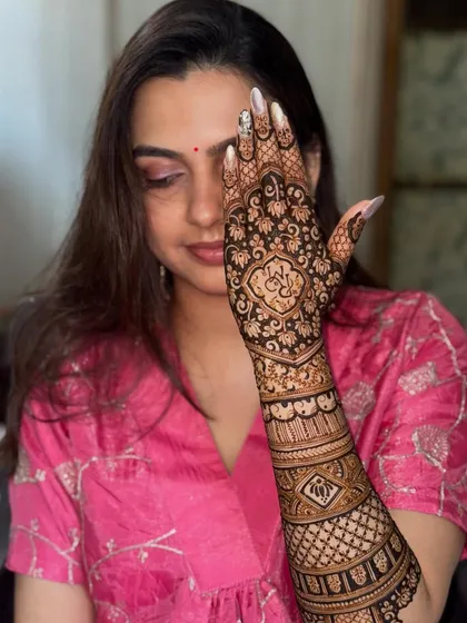 Another lovely shot of the bride and her stunning back-of-hand mehendi. The design is both elegant and eye-catching.
