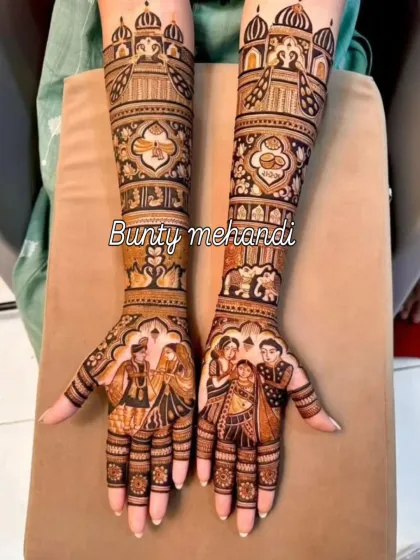 This design tells a story with multiple figures, including a varmala ceremony and a family portrait, making it a complete narrative on the bride's hands.