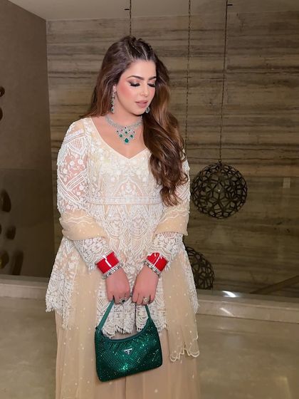 Another angle of the soft glam look. The pop of green from her bag adds a beautiful contrast to the neutral tones of her outfit and makeup.