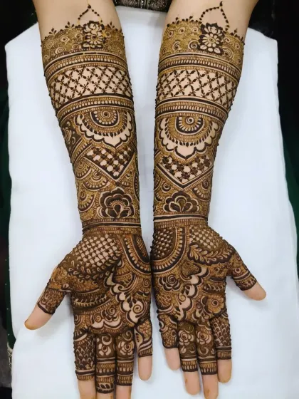 A classic and elegant bridal design featuring beautiful architectural-inspired arches, delicate netting, and traditional mandala patterns on the palms.