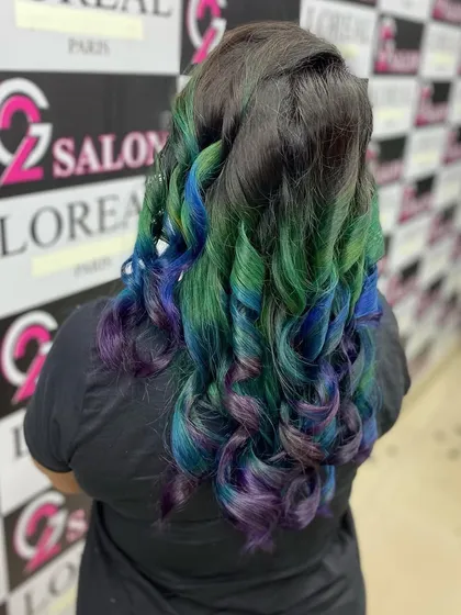 Another angle of this incredible mermaid-inspired hair color. The blend of green, blue, and purple tones, styled in soft waves, creates a magical, multi-dimensional effect.
