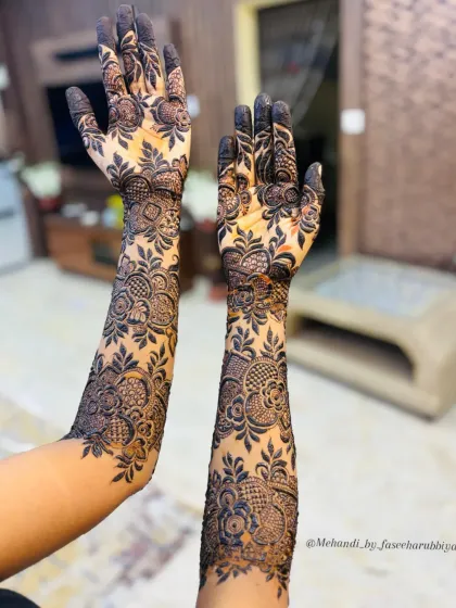 A full view of this striking Doha-style engagement henna, perfect for a modern and stylish look.