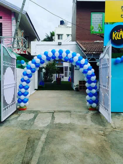 A clean and festive balloon arch entrance designed for a Klay Preschool event. This style of decor is perfect for making any celebration, from birthdays to special announcements, feel welcoming.