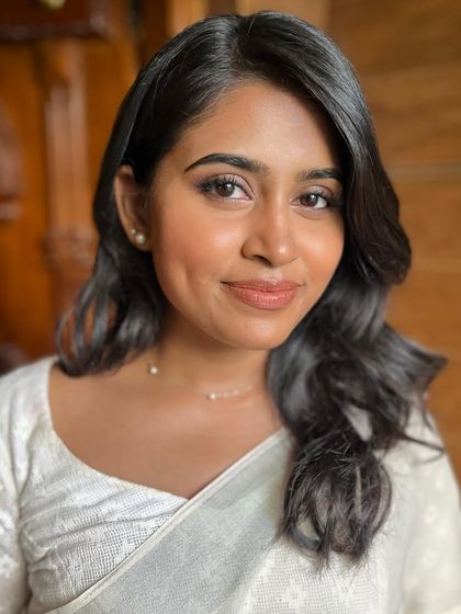 This look is all about a natural, radiant glow. The makeup is barely there, yet it perfects the skin and enhances the eyes.