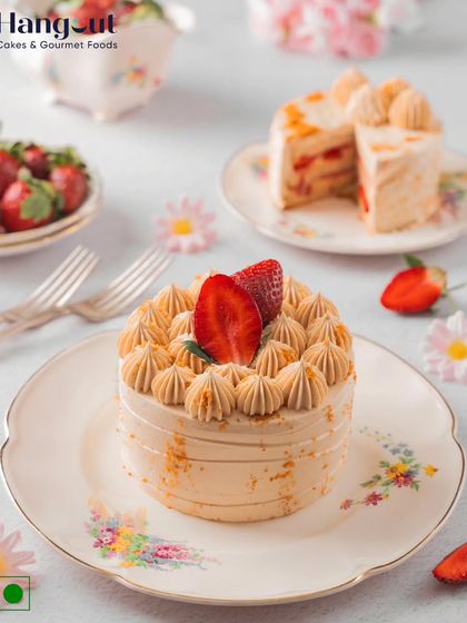 The sweetness of strawberries meets the caramelized spice of Lotus Biscoff in this delicious bento cake. It's a trendy and irresistible flavor combination.