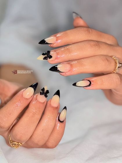 Graceful and refined, this bow-inspired nail art with black tips adds a touch of timeless elegance to your fingertips.