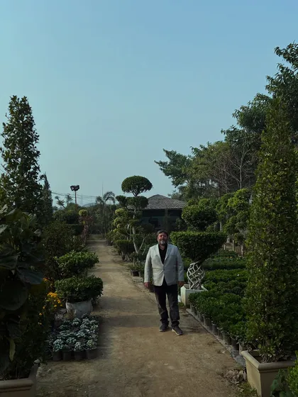 Humare nursery ka walk-through dekhiye, jahan aapko har tarah ke landscaping plants milenge.