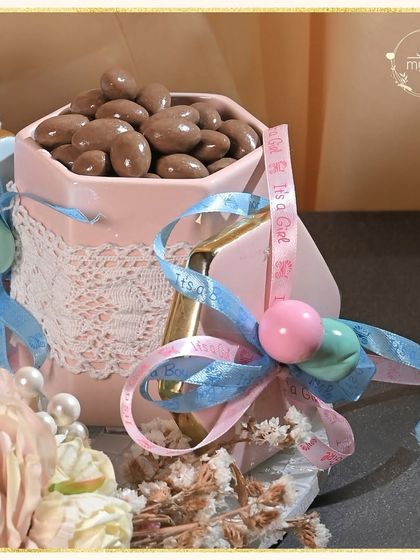 The "It's a Girl" and "It's a Boy" ribbons add a playful touch to this gender reveal hamper, building anticipation for the big news.