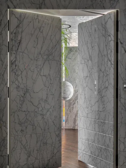 The entrance to the "Dream Project" features a door clad entirely in Grey Myst marble. It’s designed to be virtually invisible when closed, creating a seamless marble wall that makes a powerful first impression.