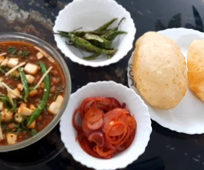 Nothing beats a weekend meal of homemade chole bhature, and my tangy pickled onions are the perfect companion. This is how I love to serve it at home, with fluffy bhature, spicy chole, and a generous helping of my crunchy pickled onions.